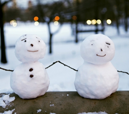 Снеговики-добряки: челябинский клуб пресс-служб призывает лепить снеговиков и помогать малышам