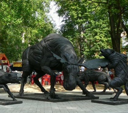 Лось против волков: в Златоусте установили скульптуры из автопокрышек