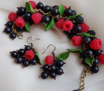Когда брошку хочется съесть: девушка из Челябинска делает реалистичные украшения с ягодами