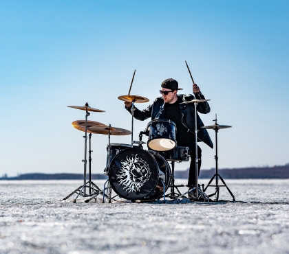 Челябинский барабанщик выпустил клип, снятый на апрельском льду Шершней