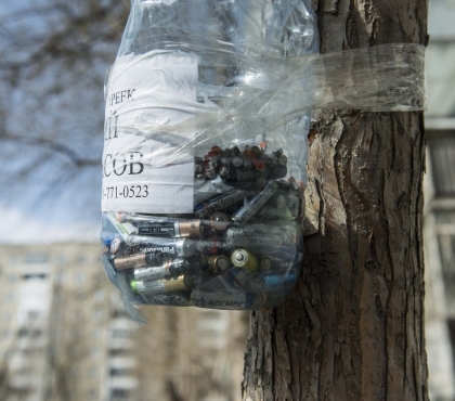 В Челябинске мужчина развешивает на деревьях бутылки, чтобы собирать батарейки