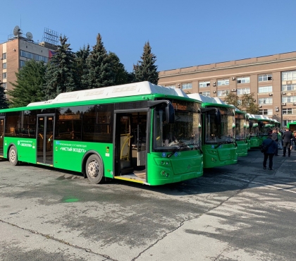 В Челябинск доставили 17 низкопольных эко-автобусов на газомоторном топливе