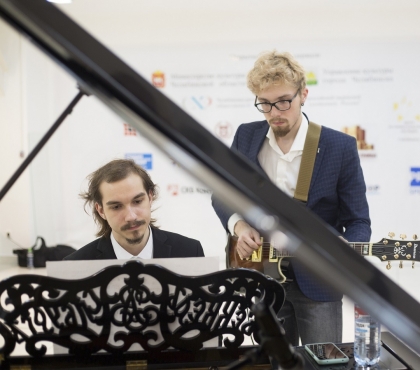 В Челябинске ищут пианистов-волонтеров для игры на старинном рояле в галерее искусств