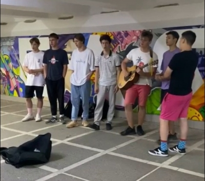 Академический вокал в подземном переходе: в Челябинске сняли на видео капеллу мальчиков, поющих «Выйду ночью в поле с конем…»