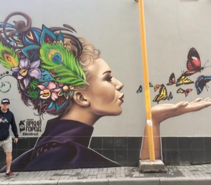 Красотка и бабочки: известный райтер нарисовал новое граффити в центре Челябинска