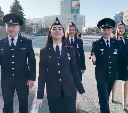 Челябинские полицейские оригинально поздравили южноуральцев с Днём народного единства