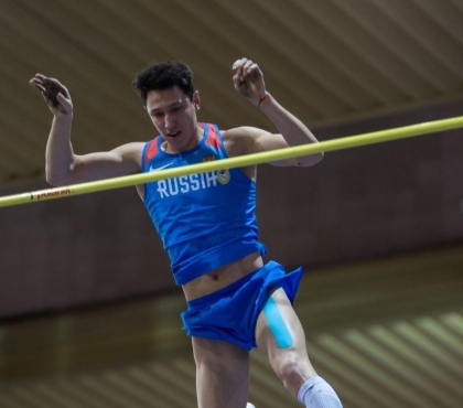 Победил даже после череды травм: южноуральский спортсмен завоевал золото в прыжках с шестом на Чемпионате России