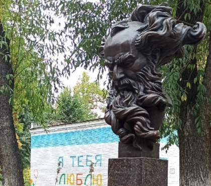 В Челябинске поставили памятник Григорию Перельману возле физико-математического лицея