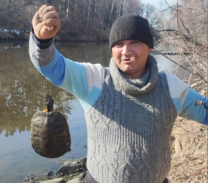 «Думаю, она всю зиму там прожила»: рыбак выловил красноухую черепаху из реки Миасс Челябинской области