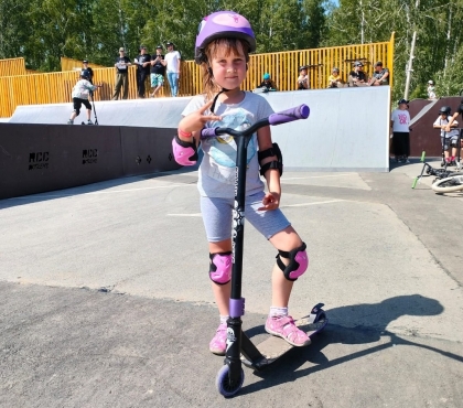 На экстрим-фестивале в Челябинске выступила шестилетняя девочка с трюковым самокатом