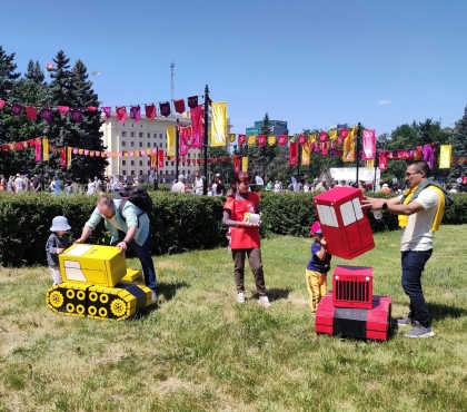 В Челябинске дети собрали 200 тракторов