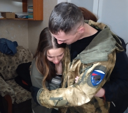 Боец СВО из Челябинска вернулся домой прямо под Новый год, исполнив мечту дочки