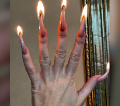 Маникюр с огоньком: девушка из Челябинска сняла клип для ВК, в котором поджигает 3,5-сантиметровые ногти