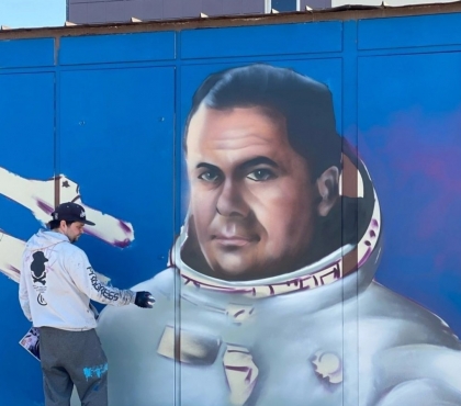 В Магнитогорске нарисуют граффити космонавта, который свой путь на орбиту начал с местного аэроклуба