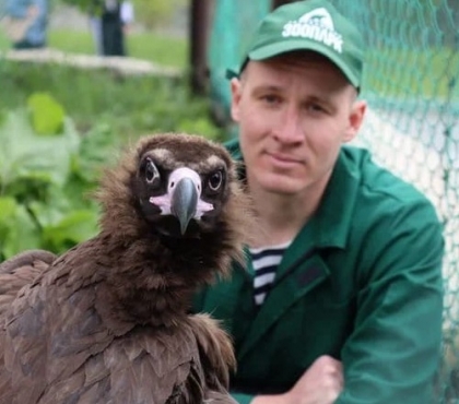 10 лет ждали, что вылупится: в Челябинский зоопарк привезли редкого черного грифа
