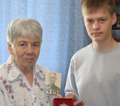 Найденный в Челябинской области орден Славы передали внучке участника Великой Отечественной войны