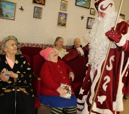 В Челябинске объявили сбор новогодних подарков для одиноких пенсионеров