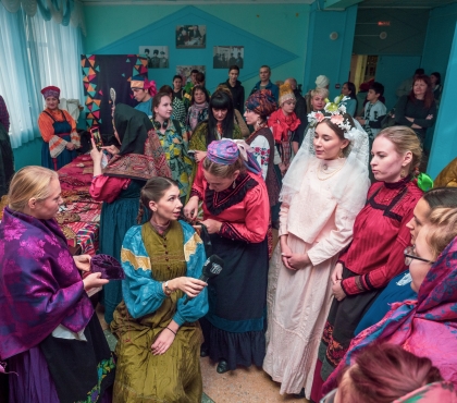 Косы, фата и покрывало: 25 фото с показа невест народов Южного Урала