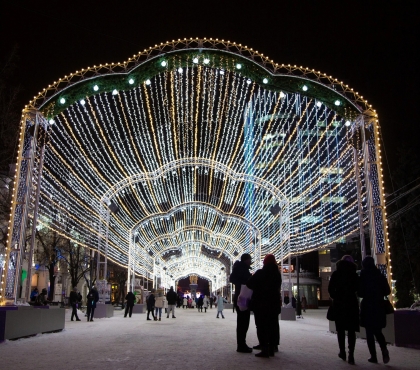 Праздник к нам приходит: в Челябинске начали монтировать арки для новогодней иллюминации