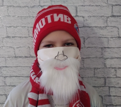 Новый год и эпидемия: челябинка шьет защитные маски с бородой Деда Мороза