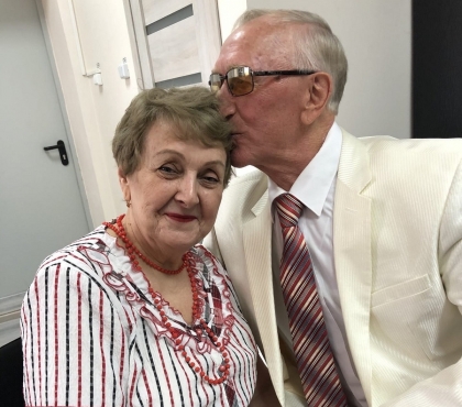 В Челябинске 73-летний пенсионер сделал предложение своей возлюбленной на глазах у сотен зрителей