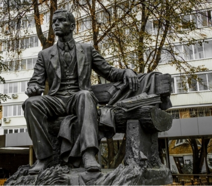 В Челябинске на перекрестке Блюхера и Воровского установят памятник поэту