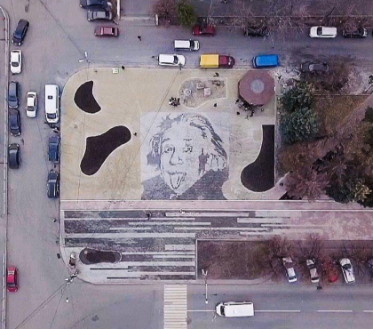 На площадке у ЮУрГУ тротуарной плиткой выложили гигантский портрет Эйнштейна