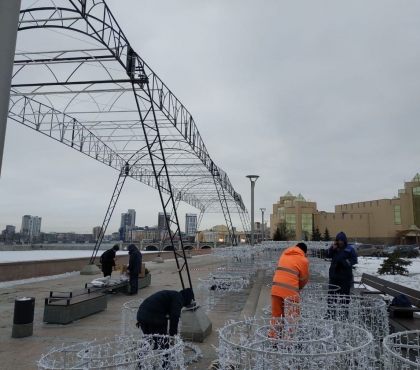 В Челябинске на набережной реки Миасс монтируют световой тоннель