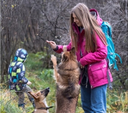 В Челябинске зооволонтеры пытаются научить владельцев собак убирать экскременты за своими питомцами на прогулках
