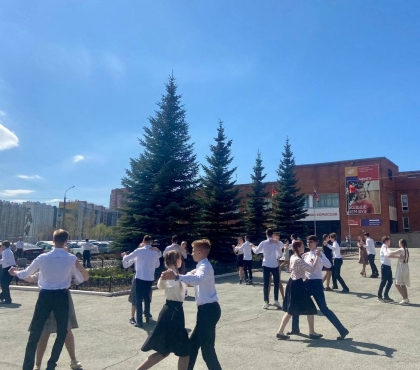 В Челябинске 100 пар студентов, преподавателей и школьников танцевали вальс Победы