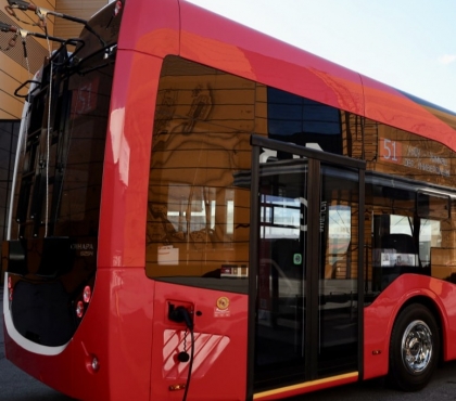 Машины будут «кланяться» людям: челябинцам рассказали про новые красные троллейбусы