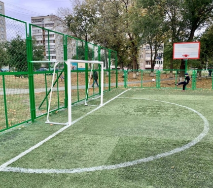 Как у профессиональных спортсменов: в Челябинске сделали еще одно футбольное поле для детей