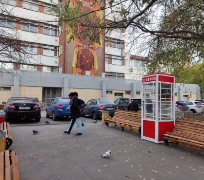 В центре Челябинска поставили советскую телефонную будку — она будет уличным шкафом для обмена книгами