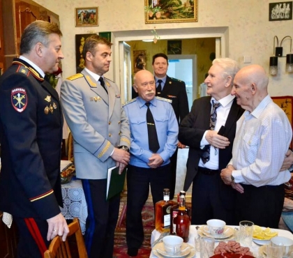 Главный челябинский пограничник поздравил ветерана Великой Отечественной войны Николая Сергеичева с 95-летием