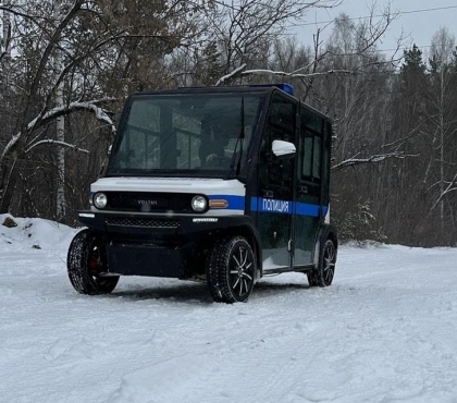 Челябинские полицейские, патрулируя парк на электрокаре, схватили мигранта-закладчика