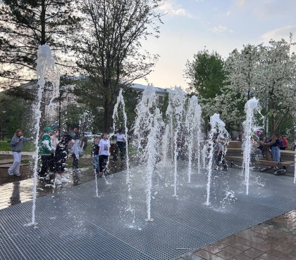 В Ленинском районе Челябинска заработал первый пешеходный фонтан