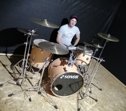 Музыкант из Копейска сделал звукоизоляцию у себя дома, чтобы играть ночью на барабанах