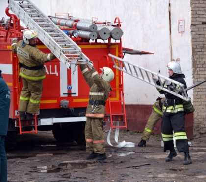 В Магнитогорске пожарные помогли девочке, которая плакала на подоконнике