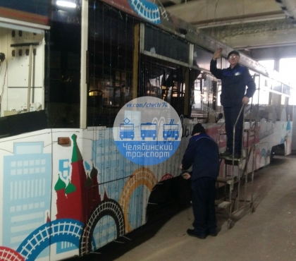 Трамваи и троллейбусы в Челябинске начали украшать к Новому году