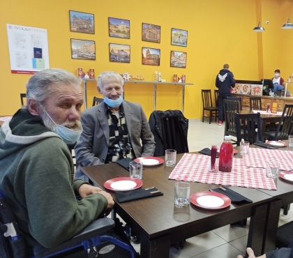 Нас обслужили, как королей: челябинская пиццерия пригласила на званый обед бездомных инвалидов