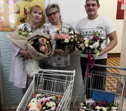 Челябинский флорист привез акушерам и мамам в роддом несколько тележек цветов