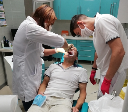 В Челябинске врачи частной стоматологии стали задерживаться после работы, чтобы бесплатно принимать бездомных
