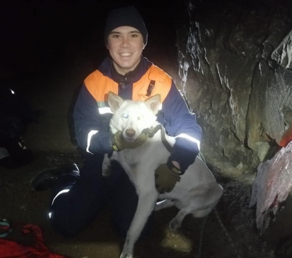 В Челябинской области спасли собаку, упавшую на дно 13-метровой шахты