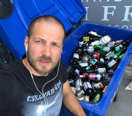 Сдавать бутылки не стыдно! В Челябинске алкомаркет и экоактивисты организовали совместный проект переработки вторсырья