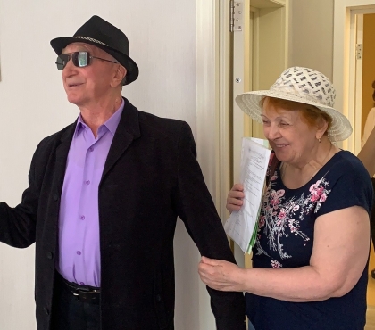 Медовый месяц на пенсии: пожилая новобрачная пара из Челябинска отправилась в свадебное путешествие