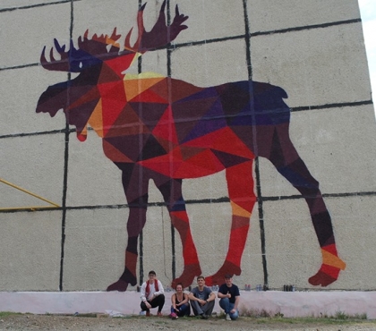 Огромного лося нарисовали на торце дома в Нязепетровске