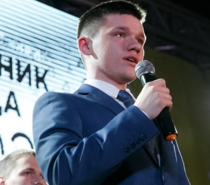 Школьник из Челябинской области стал учеником года и прямо со сцены позвонил маме