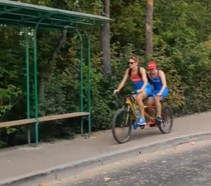 Слепой бегун из Челябинска прокатился на велосипеде в тандеме со зрячим напарником