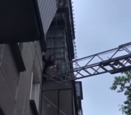 На видео сняли, как пожарные эвакуируют девушку с балкона в Магнитогорске