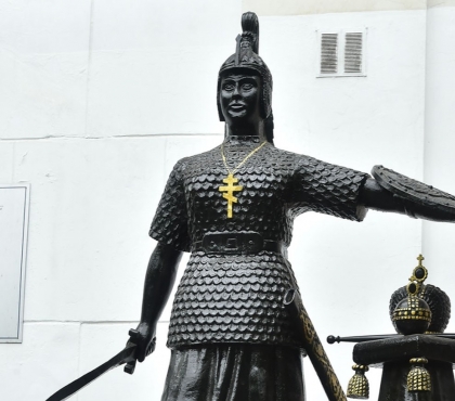 В Челябинск привезли точную копию «каслинской воительницы» — скульптуру «Россия»